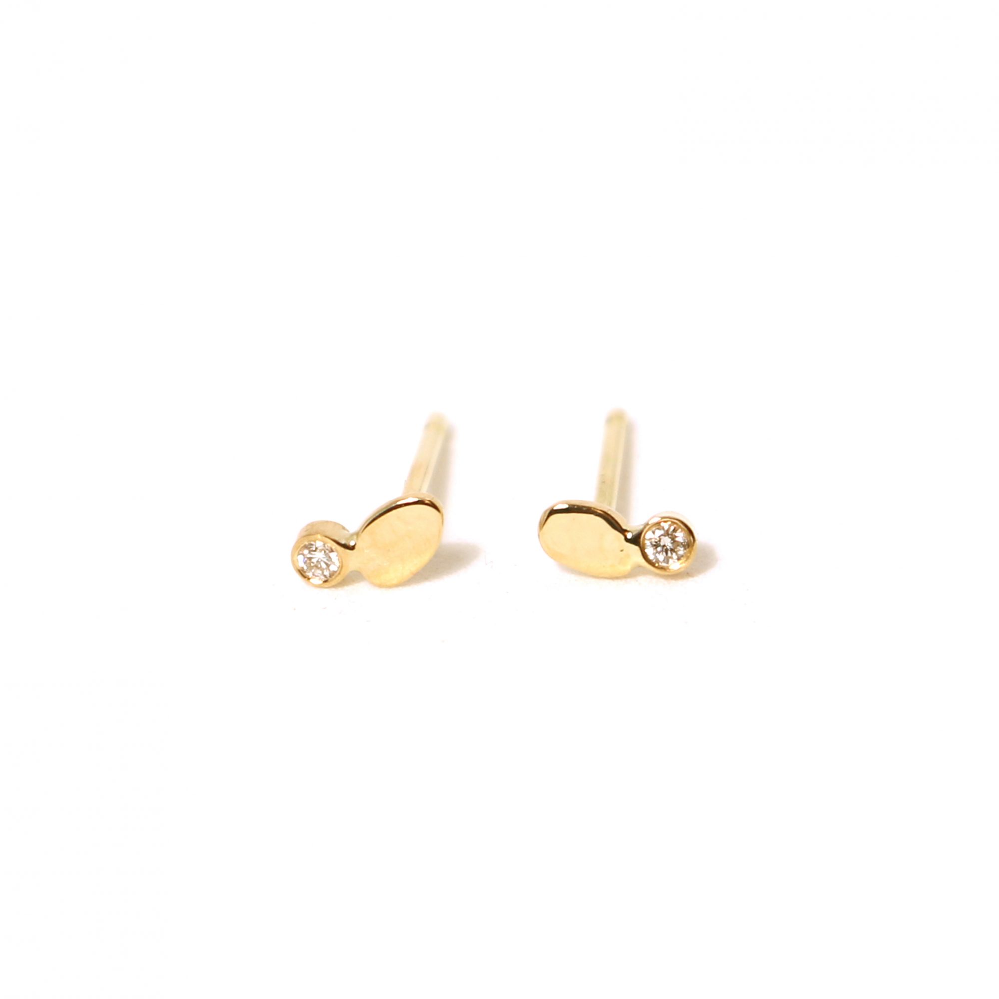 Boucles d’oreilles Galet et 1 diamant blanc