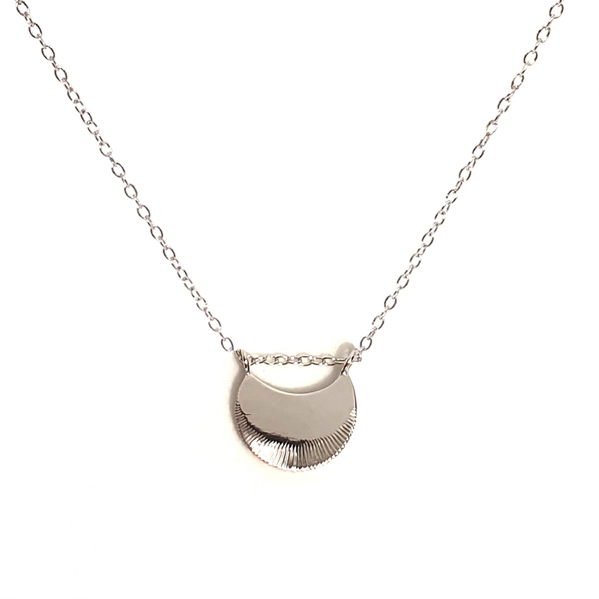 Collier Eclipse en argent et pendentif gravé #1