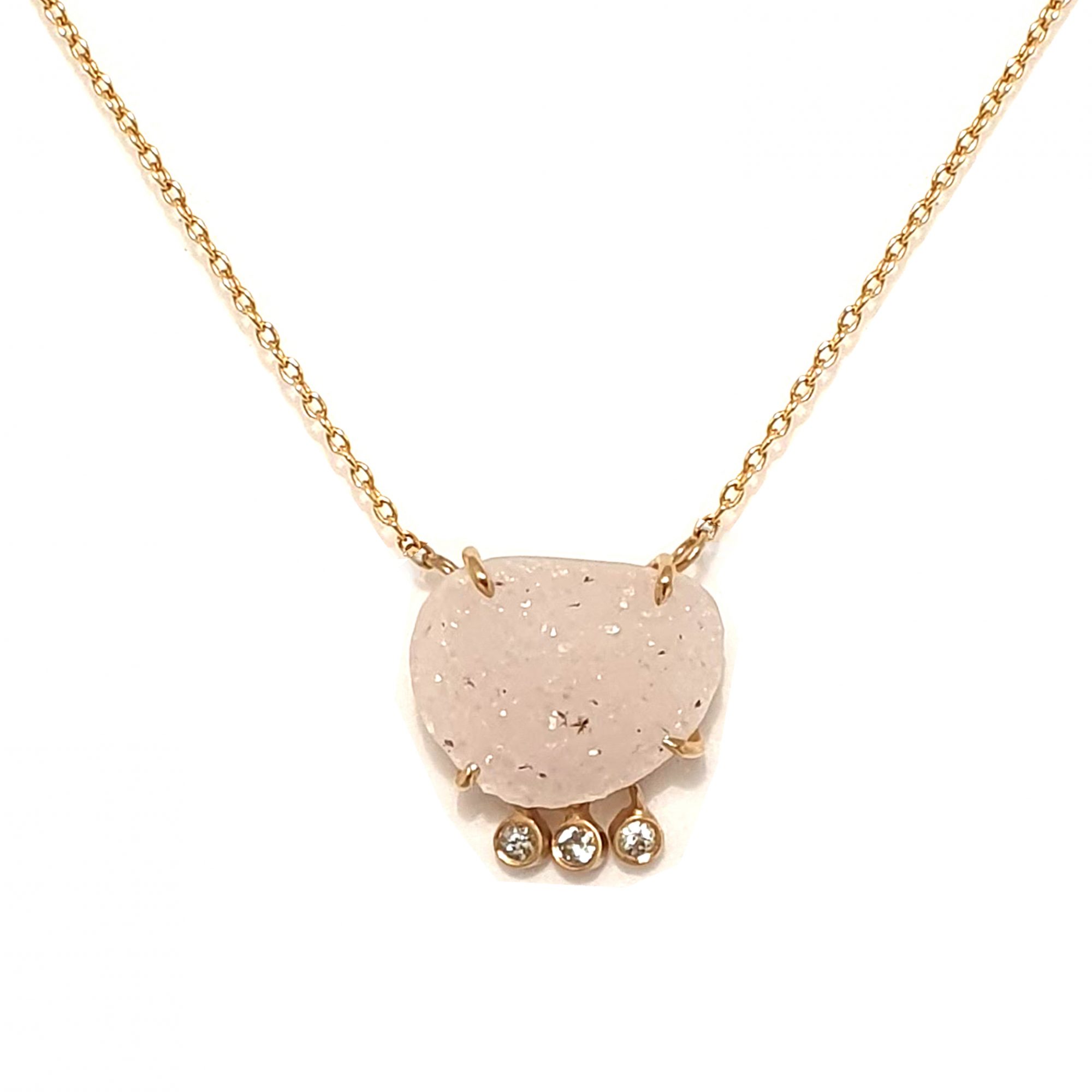 Collier géode rose pâle et saphirs verts dansants