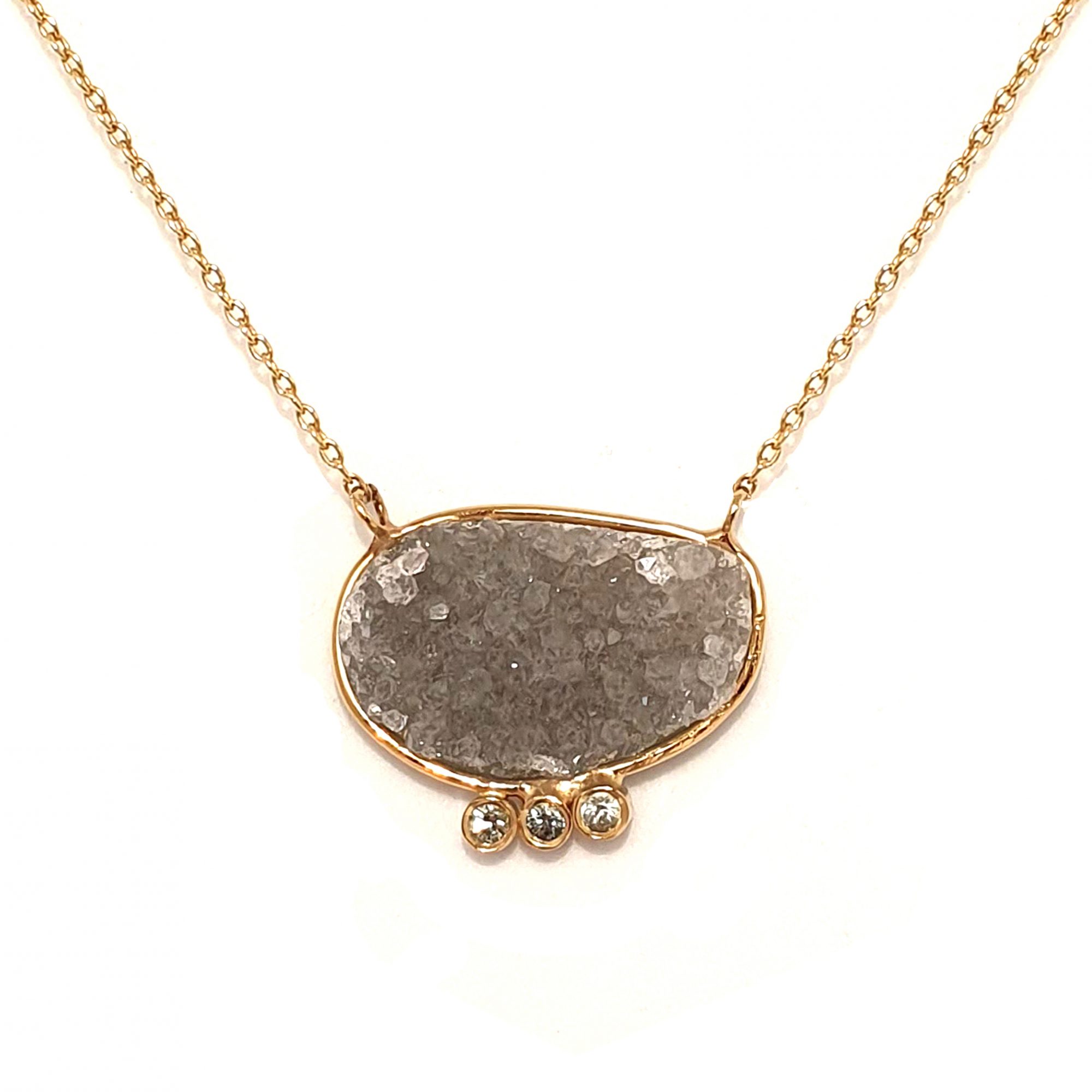 Collier géode gris pâle et saphirs verts