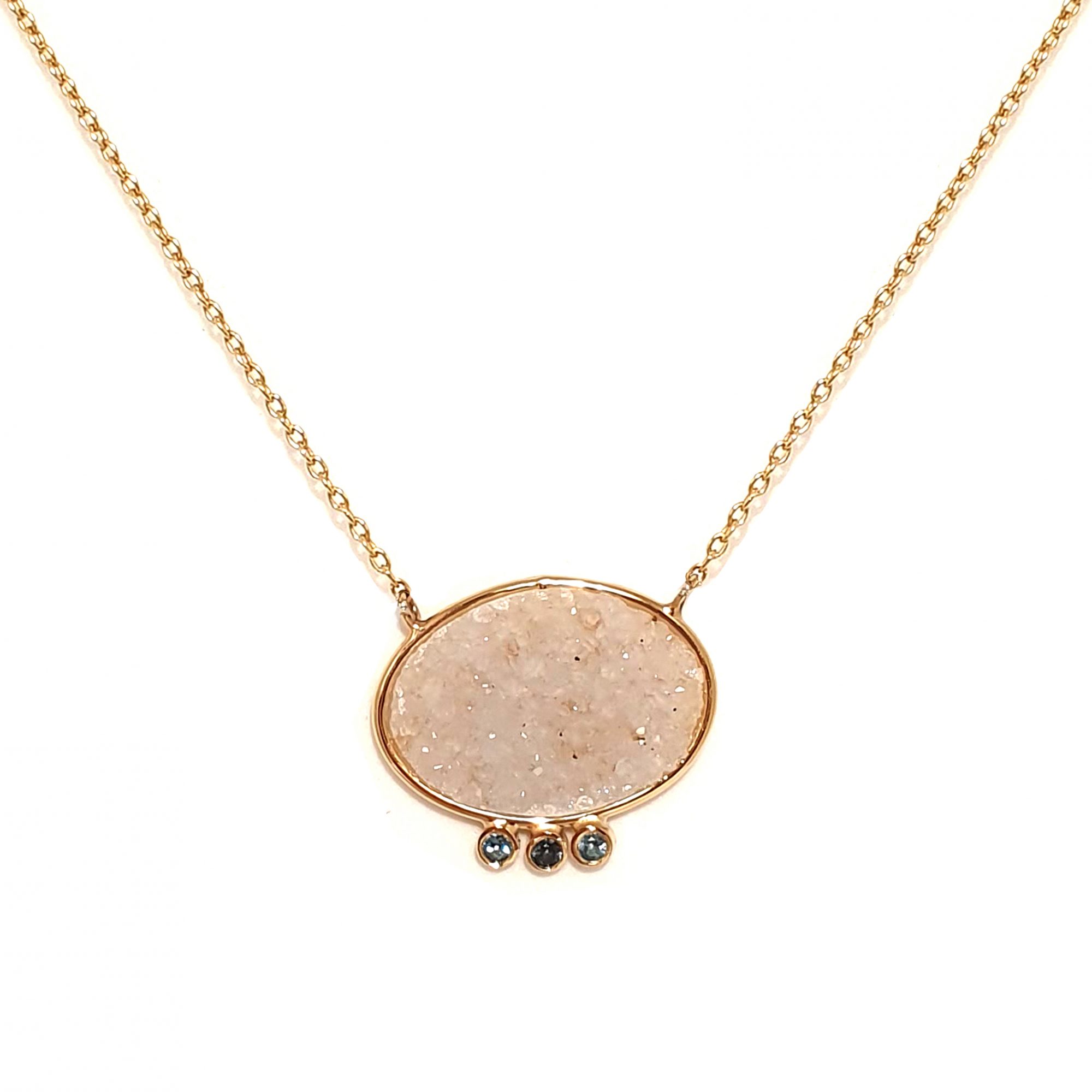 Collier géode vert pâle et iolites serties