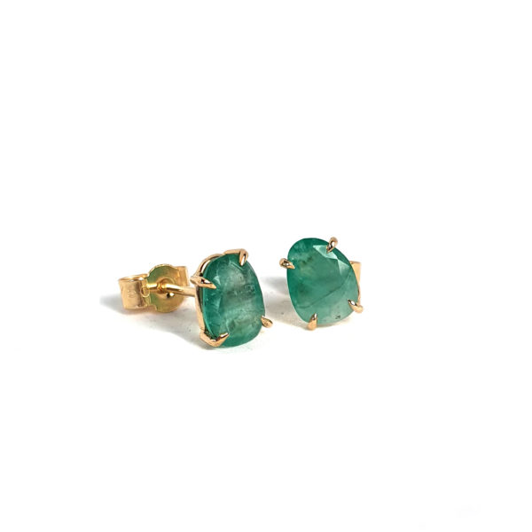 Puces d'oreilles en or 18cts et émeraudes brutes