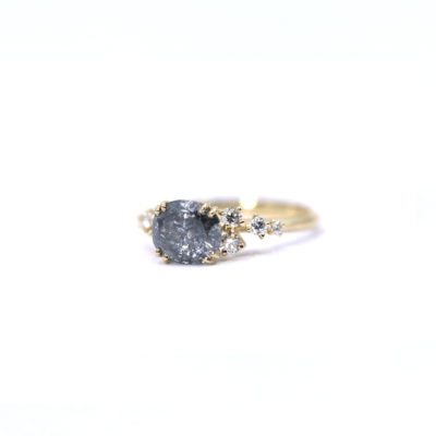 Bague de fiançailles L'Aristocrate diamant gris et diamants blancs